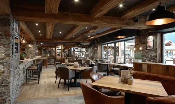 Intérieur chaleureux de la Brasserie Le Gaulois à Albertville avec plat de croziflette et décor montagnard
