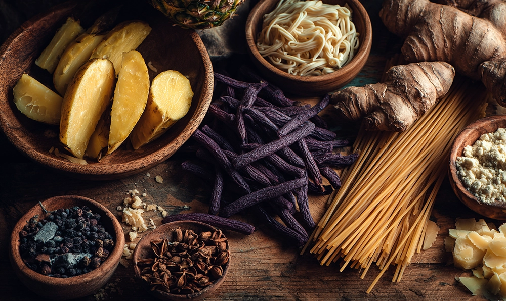 Table remplie d’aliments exotiques en U comme Udon, Ube, Ugli et Ubriaco, ambiance gourmande et chaleureuse