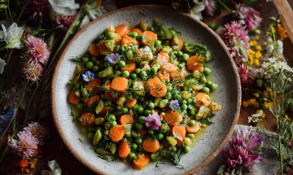 Assiette de petits pois et carottes avec herbes fraîches, style cuisine de saison