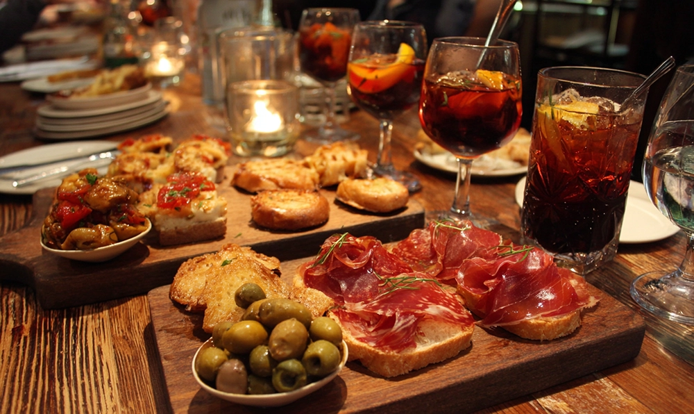 Bar espagnol festif à Madrid avec sangria et montaditos variés