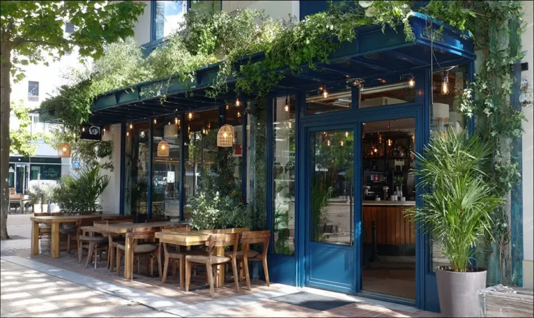 Façade bleu ciel du bistrot Les Galopins à Boulogne-Billancourt avec terrasse végétalisée