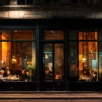 Vue nocturne de la brasserie L'Édito Valenciennes, lieu chaleureux mêlant cuisine française, asiatique et italienne