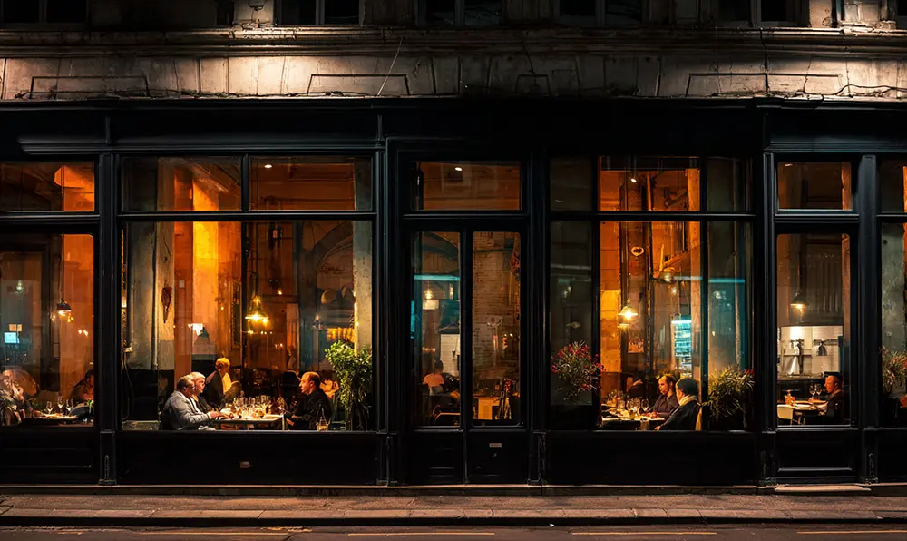 Vue nocturne de la brasserie L'Édito Valenciennes, lieu chaleureux mêlant cuisine française, asiatique et italienne