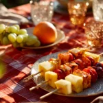 Brochettes de fruits colorées sur une table estivale, ananas, kiwi et pommes