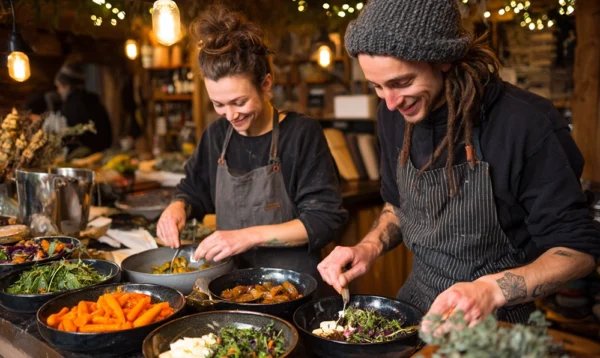 Deux cuisiniers préparent des plats riches en vitamine K dans une ambiance conviviale