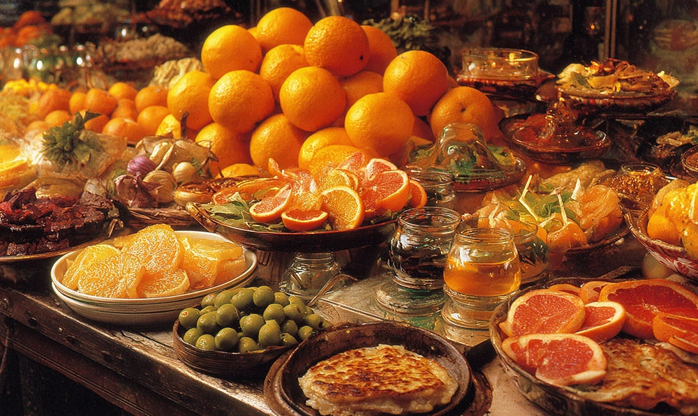 Fruits, légumes et plats en O sur un marché méditerranéen ensoleillé