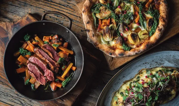 Plat mêlant magret de canard, wok asiatique et pizza italienne dans un restaurant à Valenciennes