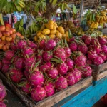 Marché tropical coloré en Guadeloupe avec des icaques sur un étal