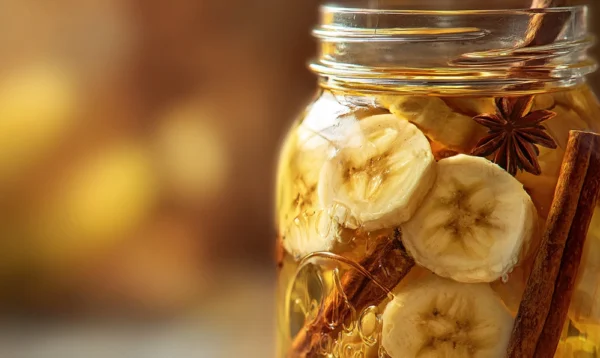 Bocal de rhum arrangé avec bananes, vanille et cannelle en macération