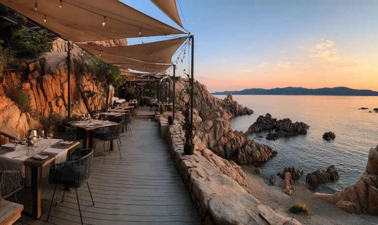 Vue panoramique du restaurant L’Oursinado au Pradet face à la mer Méditerranée