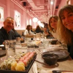 Intérieur d’un restaurant Planet Sushi à Paris avec des makis colorés et une ambiance japonaise contemporaine