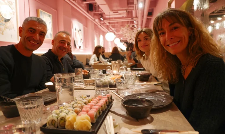 Intérieur d’un restaurant Planet Sushi à Paris avec des makis colorés et une ambiance japonaise contemporaine