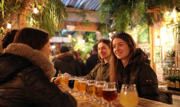 Photo réaliste d’un taproom convivial avec des bières artisanales et une ambiance chaleureuse