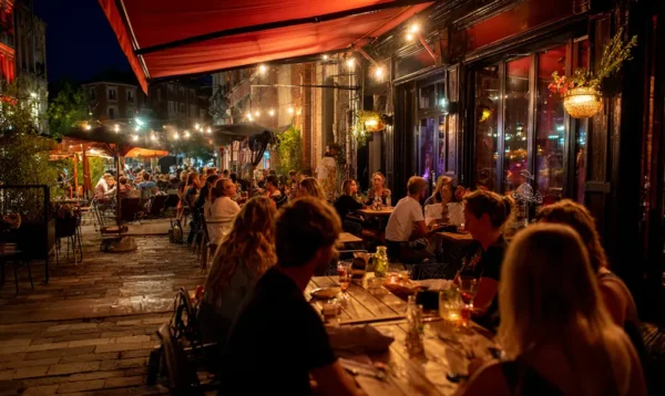 Terrasse animée à L'Édito Valenciennes lors d’une soirée barbecue et musique live