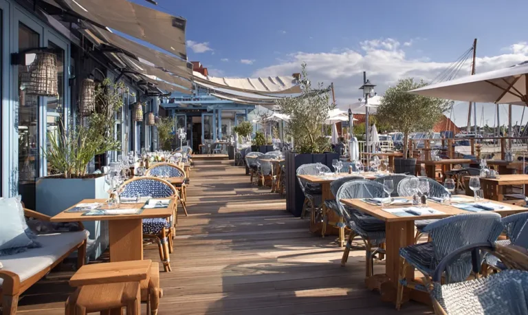 Terrasse du restaurant Perard au Touquet Rue de Metz, ambiance conviviale et iodée sous le soleil